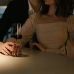 Ein Paar genießt ein romantisches Date in einer stilvollen Bar mit einem Glas Wein und einem Cocktail in der Hand, ideal für ein unvergessliches Erlebnis mit einem Escort in Köln.